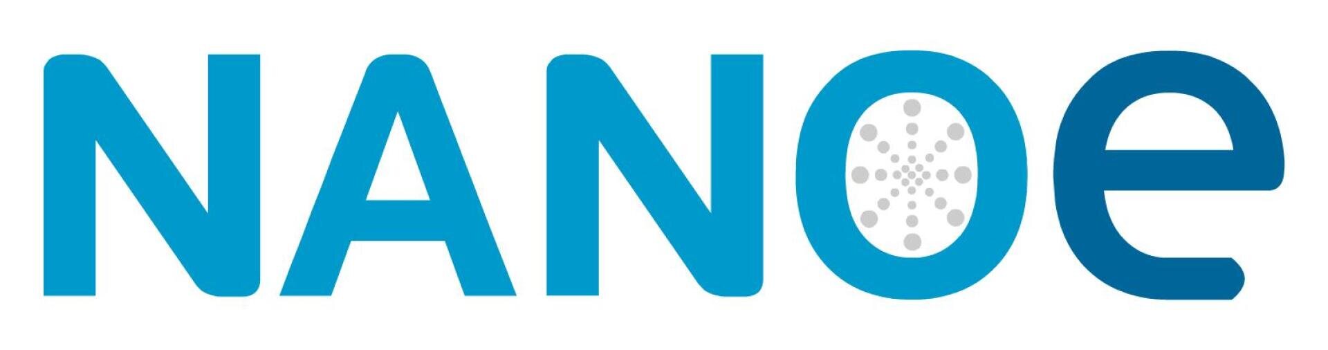 Das Bild zeigt das Wort NANOE in fetten blauen Buchstaben, wobei der Buchstabe O als Kreis mit kleinen grauen Punkten dargestellt ist, die in einem Muster angeordnet sind.