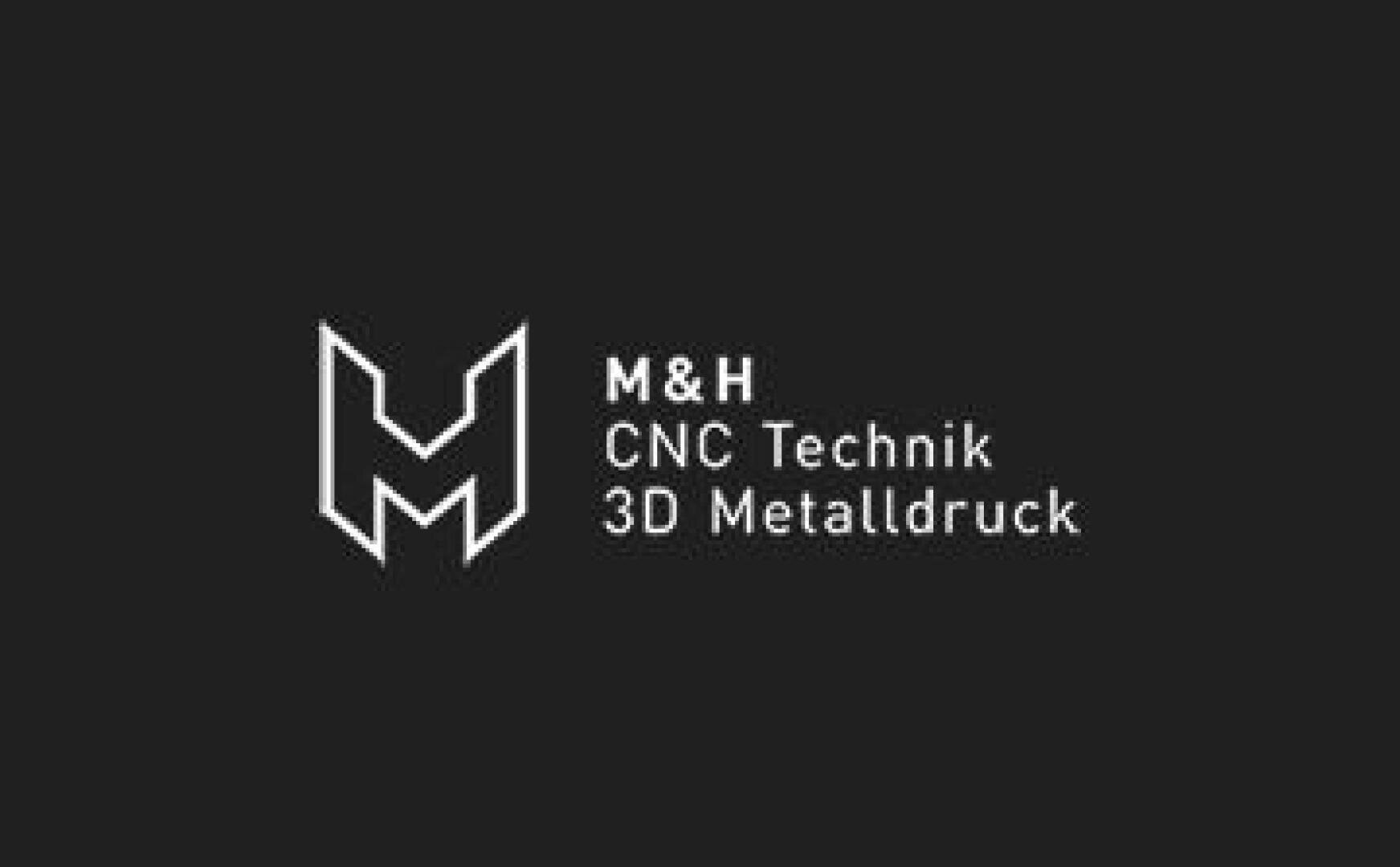 Weißes geometrisches M-Logo mit dem Text M&H CNC Technik 3D Metalldruck daneben, auf schwarzem Hintergrund.