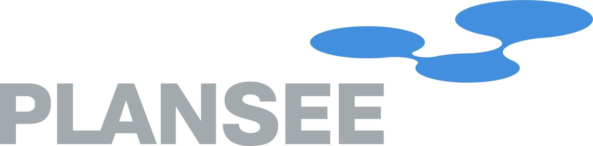 Plansee-Logo mit dem Wort PLANSEE in großen grauen Großbuchstaben und drei verbundenen blauen Formen, die abstrakten Tropfen ähneln, in der oberen rechten Ecke.