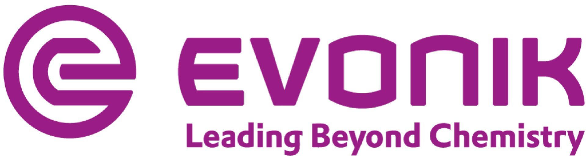 Evonik-Logo in Lila mit einem runden e-Symbol auf der linken Seite und dem Slogan „Leading Beyond Chemistry“ unter dem Firmennamen.